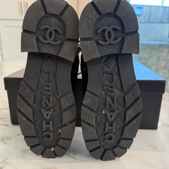 Chanel 39.5 black shiny/patent calfskin quilt combat boot with gold charm chain. - Picture 6 of 7